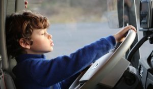 Camion [TEST VIDEO] : peut-on faire conduire un poids lourd à un enfant ? (Volvo Trucks FH500)