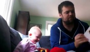 Un bébé rit aux éclats en regardant son oncle interpréter une petite histoire