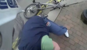 Un cycliste vole les clé d'un motard - Road rage