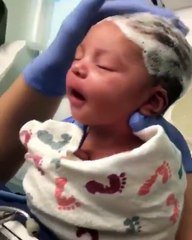 Regardez La Reaction De Ce Bebe Lorsque Sa Maman Lui Rince Les Cheveux Sur Orange Videos