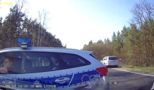 Un automobiliste pressé double une file de voitures et se fait punir par le Karma