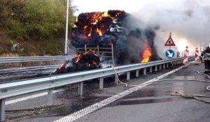 Laneffe: un camion en feu sur la N5