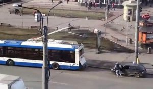 Ces gros débiles essaient d'accrocher leur voiture à un bus... FAIL en mode russe