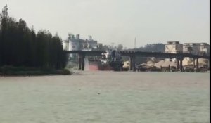 Ce capitaine de bateau pensait vraiment passer sous le pont????