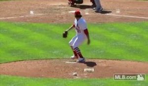 Une balle se colle au plastron d’un receveur pendant un match de baseball