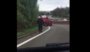 Il oublie de mettre le frein sur son camion qui se fait la malle tout seul vers l'autoroute