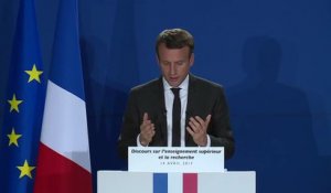 Quand Emmanuel Macron découvre en direct son discours et avoue... ne pas tout comprendre !
