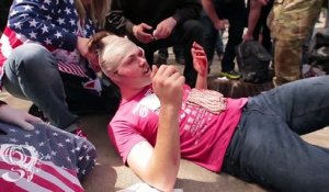 Ce manifestant pro-Trump se fait agresser à coup de chaine anti-vol... Violent