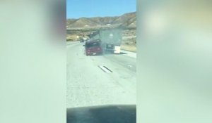 Un conducteur de camion roule sans s'apercevoir qu'il traîne une voiture !