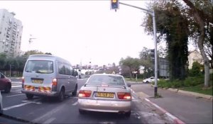 Un cycliste chanceux est passé tout près de la mort!