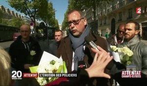 Les collègues et des anonymes rendent hommage au policier tué sur les Champs-Elysées