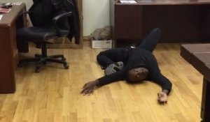 Un contorsionniste fait l'araignée du film « L'Exorciste »