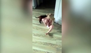 Une petite fille lèche ses pieds pour une raison assez drôle !