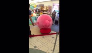 Marche d'un enfant dans une peluche géante Kirby