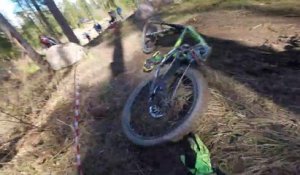 Il explose son VTT contre un arbre en course de descente !