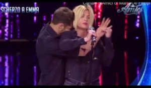 En Italie, une chanteuse se fait tripoter par un danseur et s'énerve (vidéo)