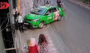 Un voleur en scooter est stoppé en flagrant délit par le Flic de Pekin Hills