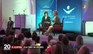 États-Unis : Hillary Clinton sort du silence