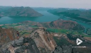 Il marche sur la cime des montagnes en Nouvelle-Zélande !