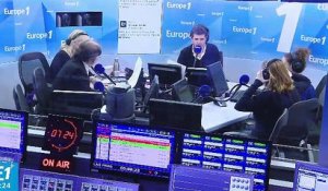 Amanda Lear : "François Bayrou a avalé la Clé USB avec le clip de campagne dedans. Il a pris ça pour un Apéricube"