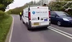 Un moment horrible lorsque une camionnette blanche a failli écraser un cycliste