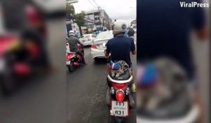 Ce chat est posé tranquillement à l’arrière d'une moto en Thailande