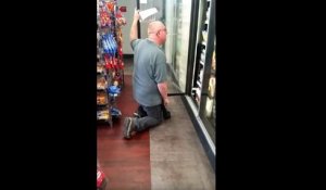 Un homme fait l'inventaire dans un magasin