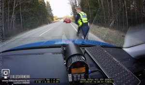 Un policier arrête une voiture en utilisant une herse