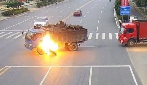 Un motard s'enflamme contre un camion (Chine)