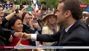 Premier bain de foule du président Emmanuel Macron après son investiture