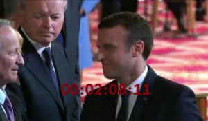 De l'Elysée à l'Arc de Triomphe, Emmannuel Macron a serré des mains pendant plus de 19 minutes