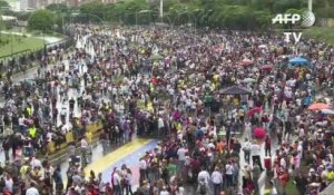 Au Venezuela, les opposants bloquent les routes