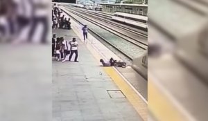 Il sauve une femme qui allait se jeter sous un train