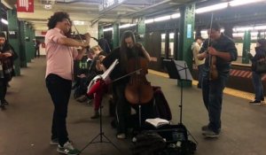 Violoncelle et violons dans le métro de New York.. Bluffant !!
