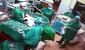 Ce chirurgien frappe une infirmière à coup de poing en pleine intervention