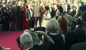 Cannes: Paillettes, plumes et décolletés sur le tapis rouge