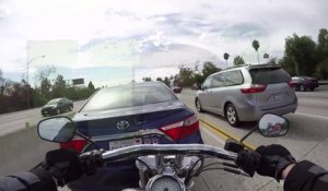 Ce chauffard change de voie sur l'autoroute sans regarder... Accident de moto !
