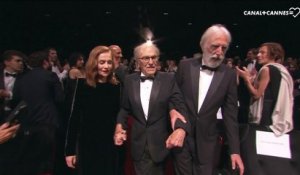 Isabelle Huppert, Jean-Louis Trintignant et Michael Haneke entrent sous l'ovation du public pour la projection de Happy End - Festival de Cannes 2017