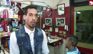 Ce coiffeur égyptien met le feu aux cheveux de ses clients. Vous n’allez pas en revenir !
