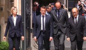 Macron, Philippe, Le Drian et De Sarnez se rendent à pied à l'ambassade du Royaume-Uni