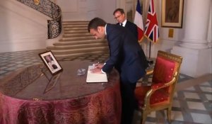 Manchester: Emmanuel Macron signe le registre de condoléances à l'ambassade britannique