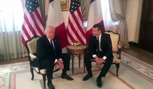 Emmanuel Macron résiste à la poignée de main avec Donald Trump et impressionne le monde entier ! - VIDÉO