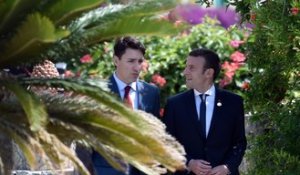 Macron et Trudeau posent ensemble, les réseaux sociaux s'enflamment