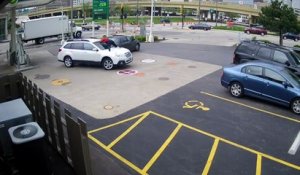 Une femme empêche le vol de sa voiture en sautant sur son capot (Wisconsin)