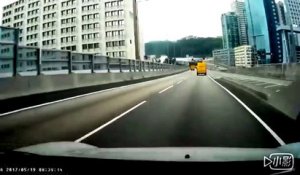 En Chine,une Mazda roulant sur deux roue a failli faire un accident