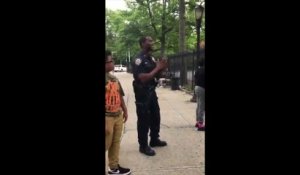 Quand un policier montre à des jeunes comment mettre un panier impossible au basket...