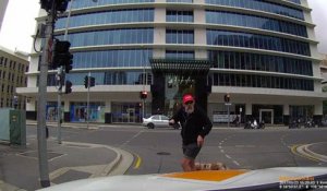 Un piéton rage contre un automobiliste et se fait calmer par le Karma (Australie)