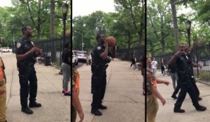 Un policier new-yorkais montre aux jeunes comment faire un lancer au basket