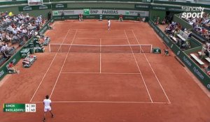Roland-Garros 2017 : Superbe coup droit de Basilashvili et break contre Simon ! (6-1)