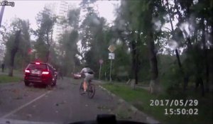 Tempete terrible à Moscou, ce cycliste se retrouvent entouré d'arbres qui tombent comme des mouches